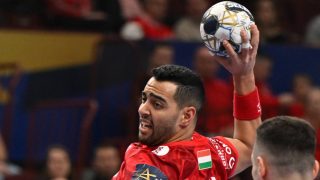 Veszprém, 2026. február 25. Ahmed Hesham, a One Veszprém HC (b) és Robert Militaru, a Dinamo Bucuresti játékosa a férfi kézilabda Bajnokok Ligája csoportkörében játszott One Veszprém HC - Dinamo Bucuresti mérkőzésen a One Veszprém Arénában 2026. február 25-én. MTI/Vasvári Tamás