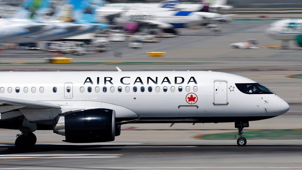 Tűzöltóautóval ütközött a kifutópályán az Air Canada-gép a New York-i LaGuardia reptéren
