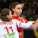 Tatabánya, 2026. március 5. Albek Anna (j) és a dán Line Haugsted a női kézilabda Eurokupa B csoportjának 3. fordulójában játszott Magyarország - Dánia mérkőzésen a Tatabányai Multifunkcionális Sportcsarnokban 2026. március 5-én. A magyar válogatott 21-19-re kikapott. MTI/Bodnár Boglárka