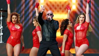 Pitbull koncert az Allstate Championship Tailgate-en.