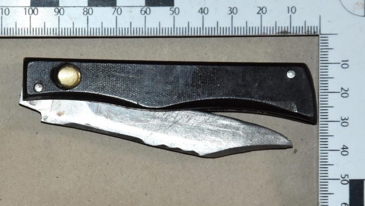 Drog helyett kést kapott a hátába