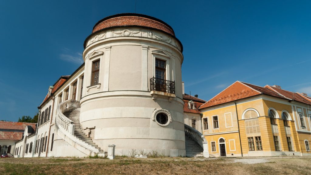 Még mindig nem telt meg élettel az iszkaszentgyörgyi kastély, amit egy Curtis-klipforgatás miatt vettek el a finn bérlőtől