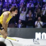 Armand Duplantis az újabb világrekordja után.