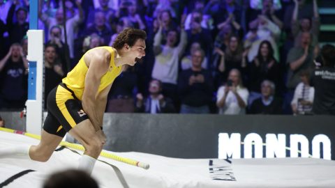 Armand Duplantis az újabb világrekordja után.