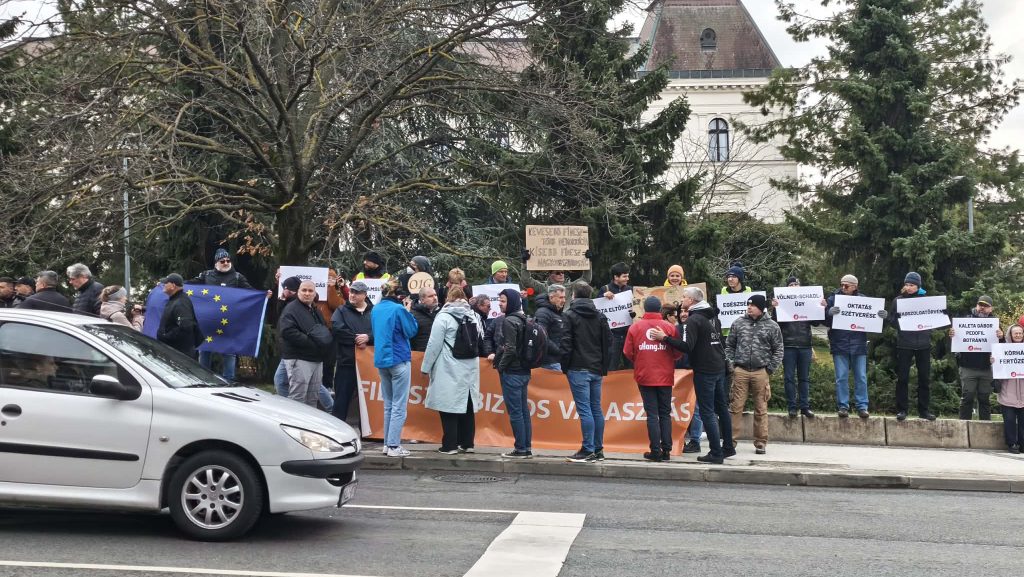 aHang: 60 verőembert küldtek az Orbán ellen tüntetőkre Veszprémben