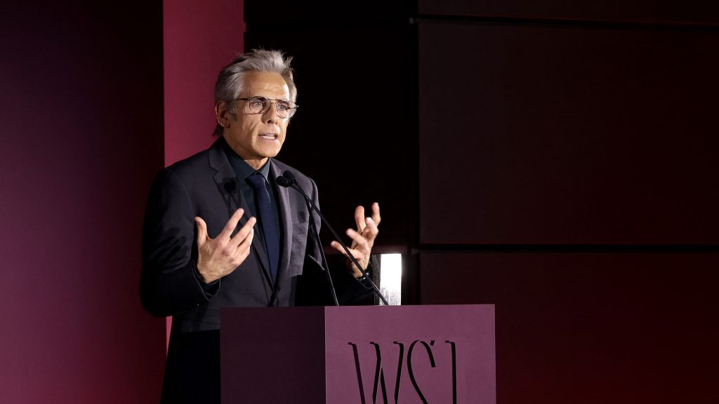 Ben Stiller a WSJ díjátadójának színpadán beszél egy pódium mögött