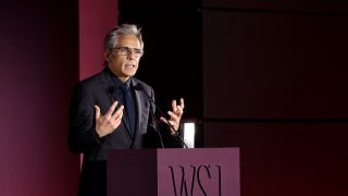 Ben Stiller a WSJ díjátadójának színpadán beszél egy pódium mögött