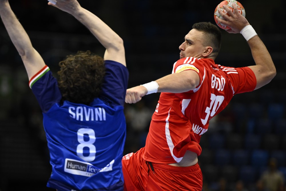 Bodó Richárd (j) és az olasz Giacomo Savini a Magyarország - Olaszország férfi kézilabda felkészülési mérkőzésen a Tatabányai Multifunkcionális Sportcsarnokban 2026. március 21-én.