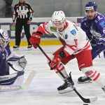 Dallas Gerads, a Gyergyói HK (k), valamint Rajna Miklós (b) és Vedran Bogesic (j), az Újpest játékosai a jégkorong Erste Liga alapszakaszában játszott UTE - Gyergyói HK mérkőzésen a Megyeri Úti Jégcsarnokban 2026. január 2-án.