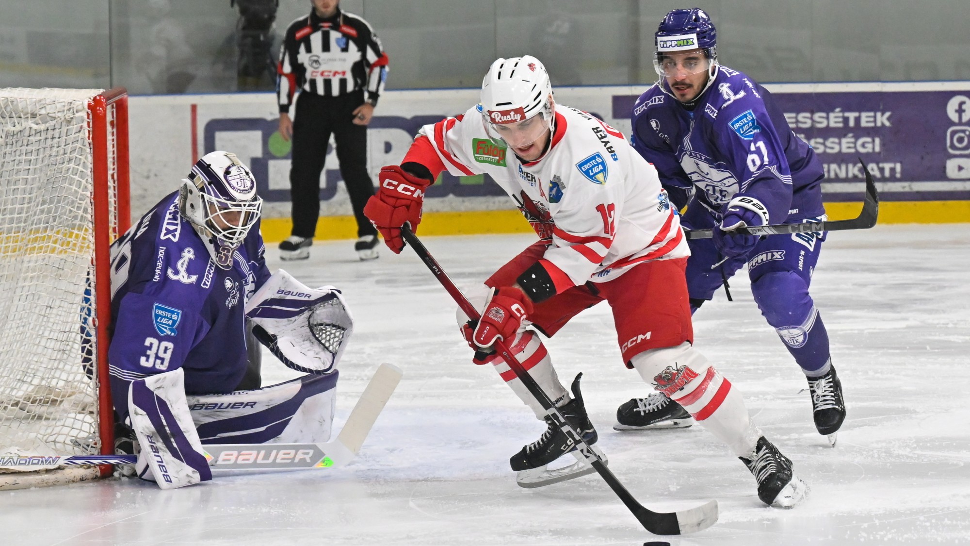 Dallas Gerads, a Gyergyói HK (k), valamint Rajna Miklós (b) és Vedran Bogesic (j), az Újpest játékosai a jégkorong Erste Liga alapszakaszában játszott UTE - Gyergyói HK mérkőzésen a Megyeri Úti Jégcsarnokban 2026. január 2-án.