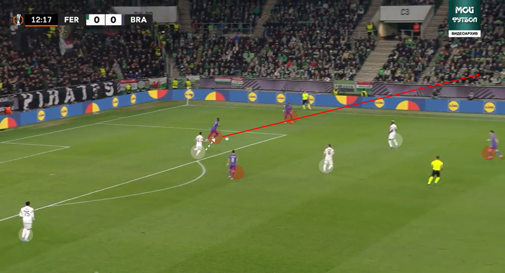 Letámadás az odavágón: itt éppen kevés a visszalépő ember, sikerül az ívelést kikényszeríteni.