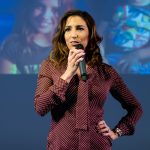 Rubint Réka előadást tart a YEL önismereti konferencián.