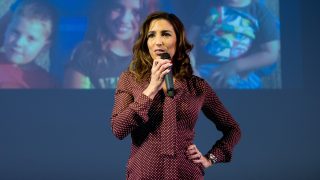 Rubint Réka előadást tart a YEL önismereti konferencián.