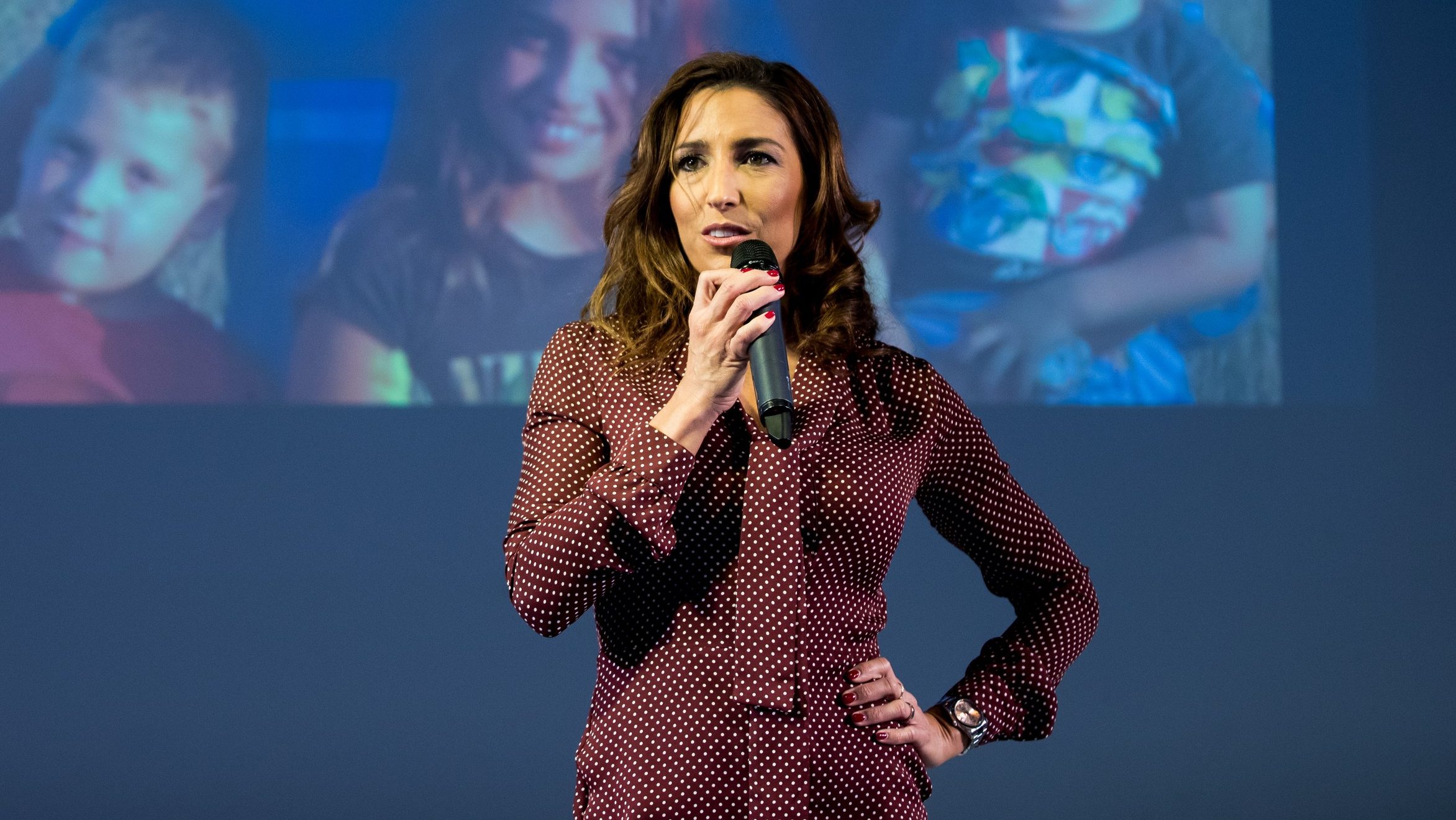 Rubint Réka előadást tart a YEL önismereti konferencián.