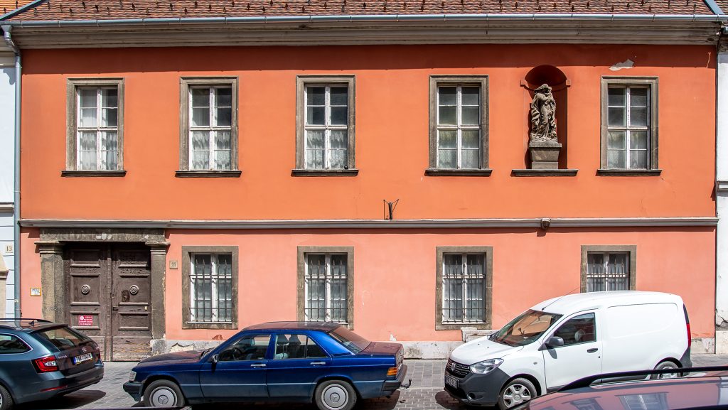 Válasz: Tiborcz István eladta a Karmelitától kőhajításnyira fekvő luxusingatlanát, ami így is NER-en belül maradt