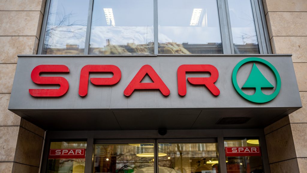„A szabályszegés nem diszkriminatív alapon történt” – bocsánatot kért a SPAR Orsós János édesanyjától, akiről nem hitték el, hogy van pénz a kártyáján