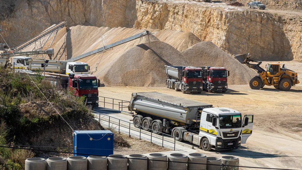 Az Orbán család bányájából hordják a követ az M1-es autópálya bővítéséhez
