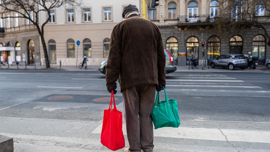 Ugrik a nyugdíjprémium, feleannyi pluszpénzt kaphatnak az idősek idén az MNB szerint