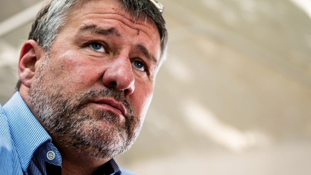 Hiába vádolják korrupcióval, Simonka György ismét kormányzati támogatásokhoz jutott, a választáson mégis keresztbe tenne a Fidesznek