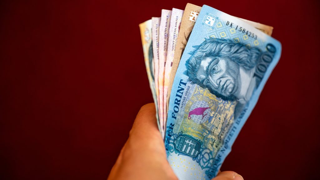 Megint gyengült a forint