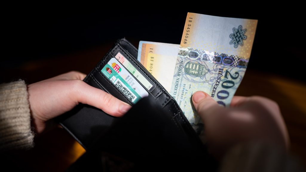 Tovább zuhant a forint hétfő reggelre