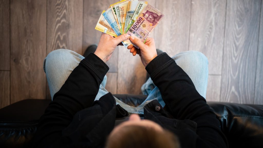 Mélypontra lökte az újabb háború a forintot