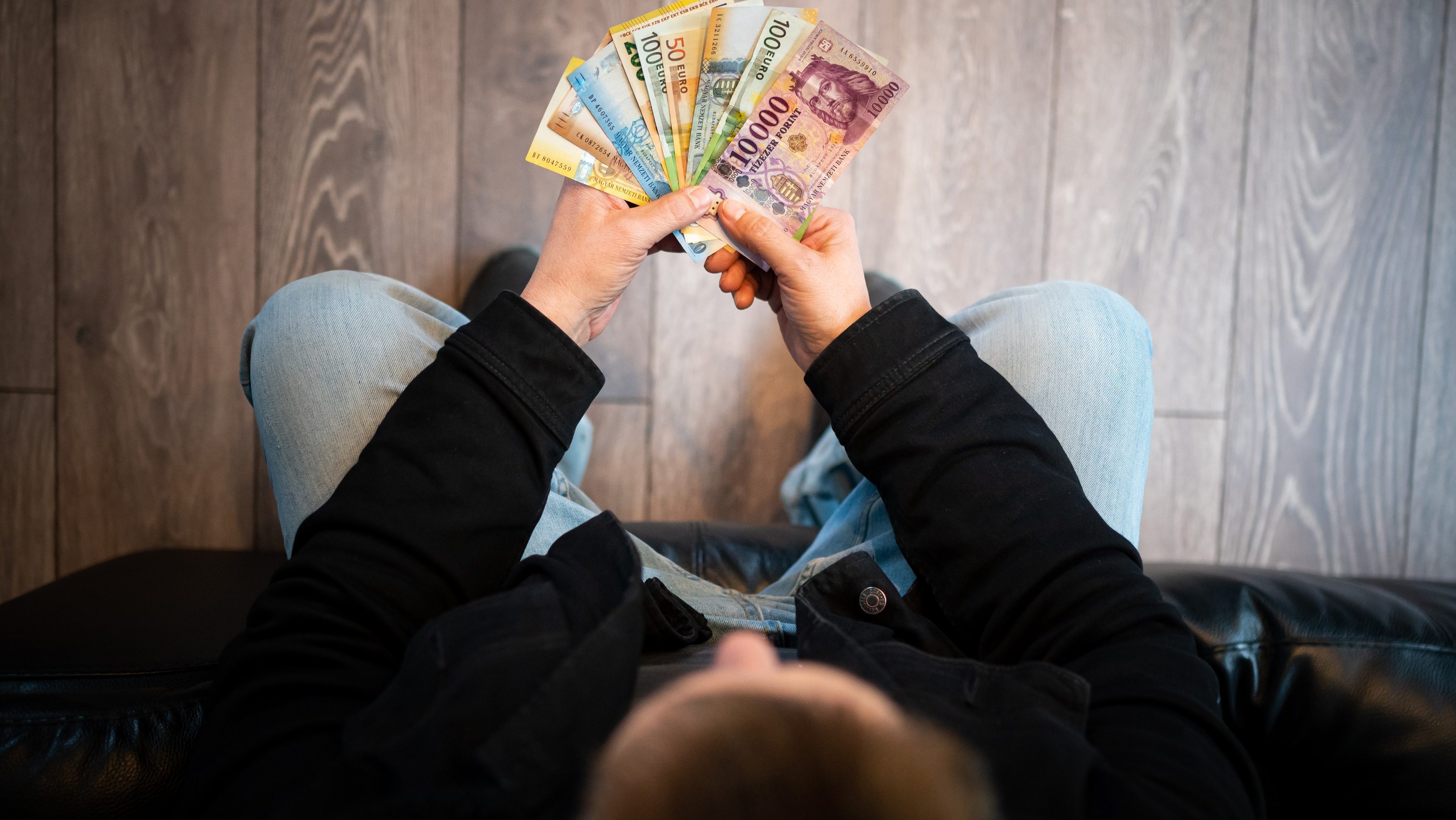 Bajban van a forint, a közel-keleti háború miatt.
