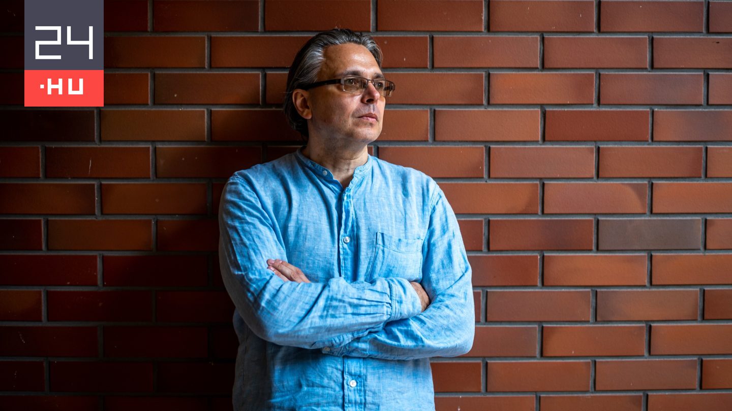 Dragomán György: Nehéz nem azt gondolni, hogy a legsötétebb politikai noir-kémregény-technothriller valóságban élünk