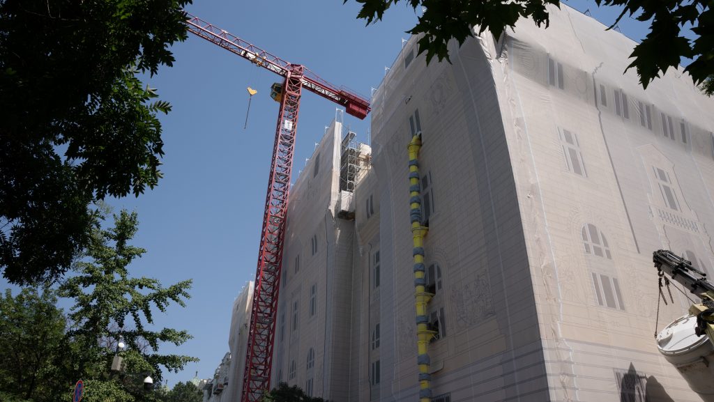 „Csöpög a víz a mennyezetből, mozog a lépcsőkorlát” – több, mint 4000 hibát találtak az MNB-székházban Matolcsy-kör felújítása után