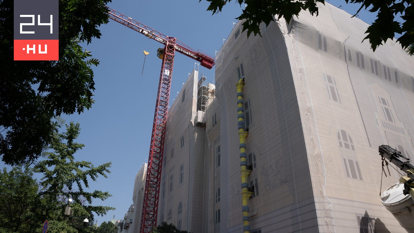 Csöpög a víz a mennyezetből, mozog a lépcsőkorlát – több mint 4000 ...