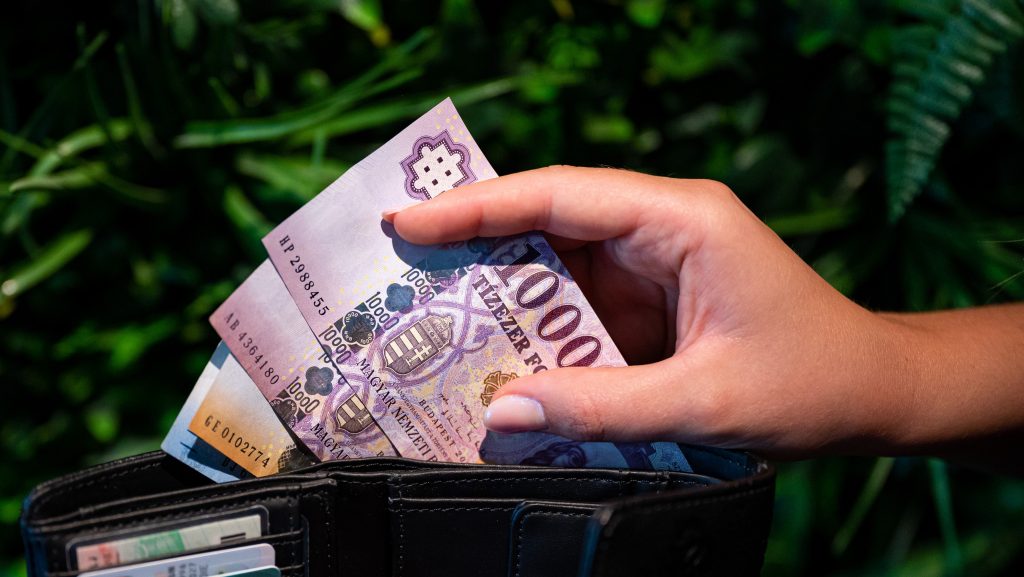 Csak így nézhetünk bele a kollégáink fizetési papírjába júniustól