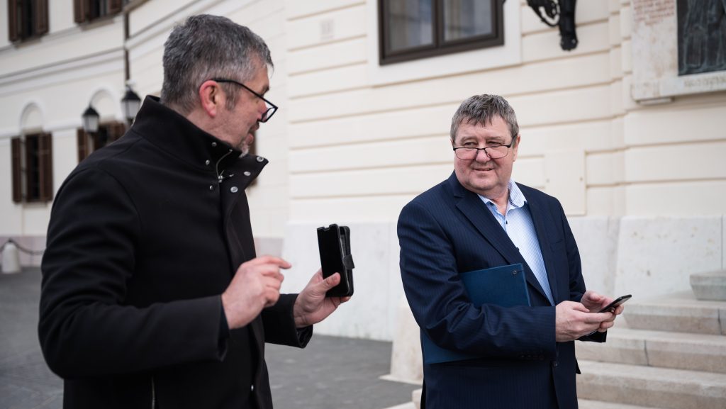 Hadházy: Tállai felesége milliós Louis Vuitton-táskában vonult az egri Békemeneten