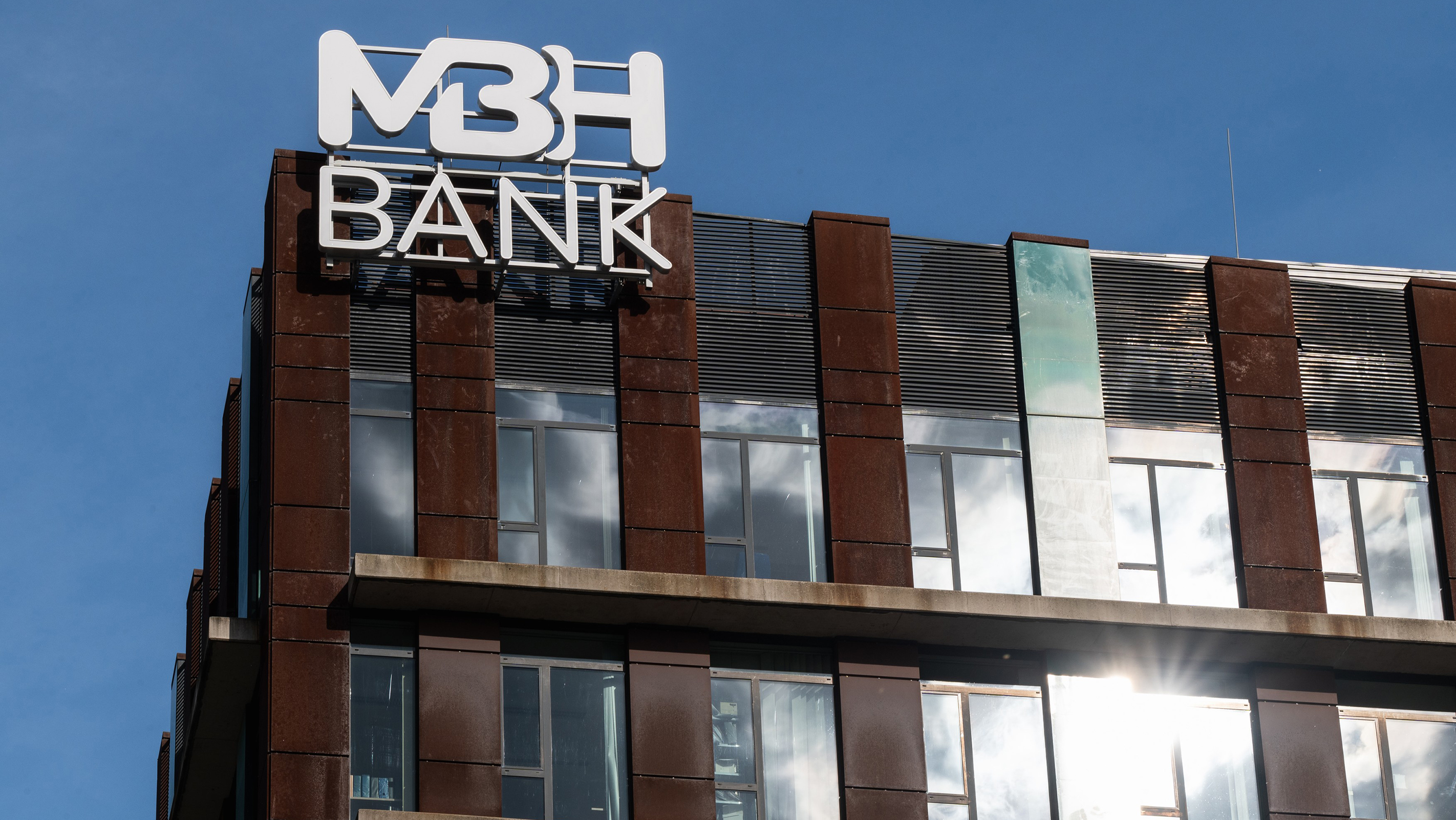 Az MKB Bank Nyrt. és a Takarékbank Zrt. fúziójával létrejött MBH bank (Magyar Bankholding Zrt.) egyik épülete, 2023-ban.