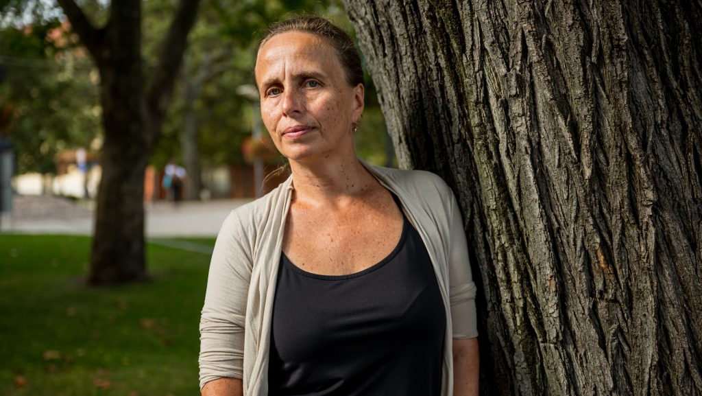 „Aki megnézi és megérti szavait, az nem akarhat többé Fidesz-országban élni” – sorban állnak ki az írók Szabó Bence százados mellett