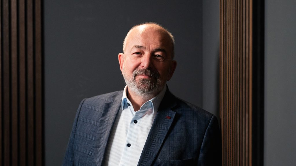 Adócsökkentés vagy benzinárstop? – Holoda Attilát kérdeztük a különbségről