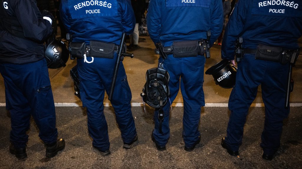 „Csak azért nem tartóztatták le Szabó Bencét, mert nem akartak mártírt faragni belőle” – Bartha Károly százados a rendőrség politikai befolyásolásáról