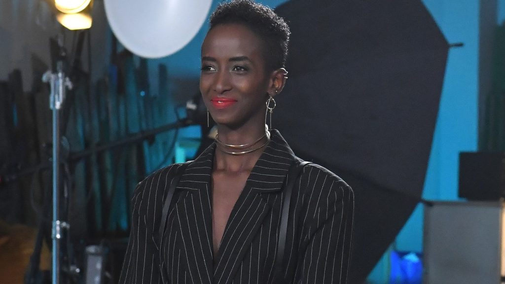 Egy nagy tál cukrot és popcornt szórt édesanyja a Szomáliába visszatérő Kafi Rea Millára