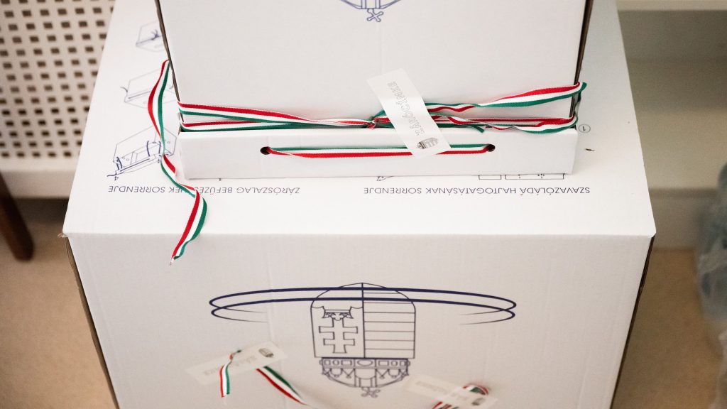 Összesen 663-an indulnak egyéniben a választáson, az LMP-nek, a MIÉP-nek és a Tiszából kiugrott Farkasnak is van 1-1 jelöltje