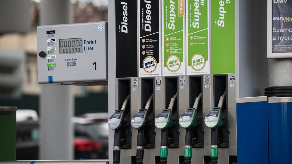 Védett árat vezet be a kormány az üzemanyagra