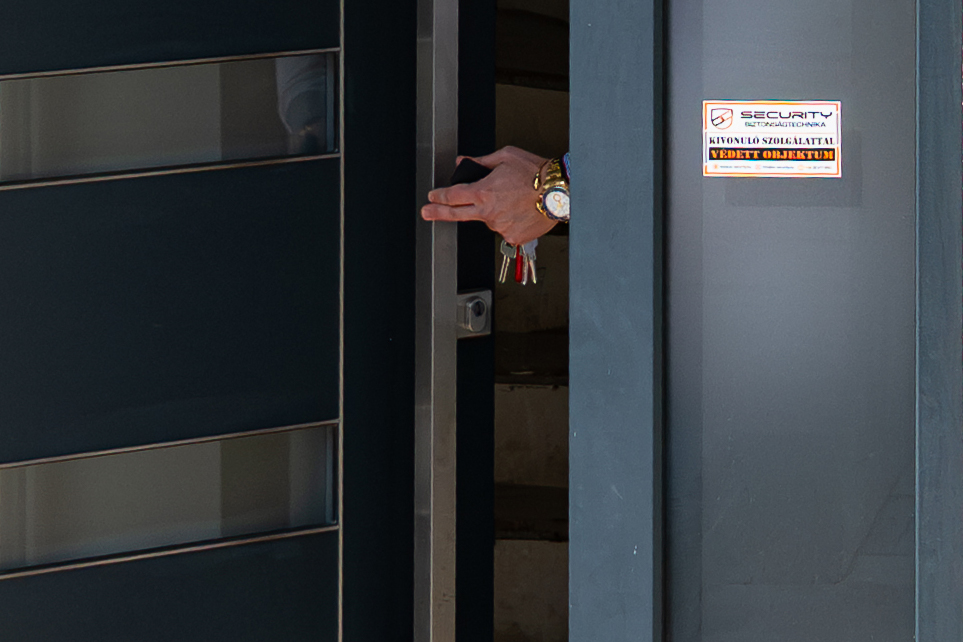 Schadl György 16,5 millióért kivásárolta luxuskaróráját a bűnügyi zár alól 3