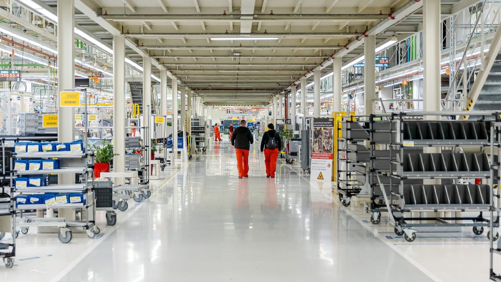 Óriási bérszakadék a fizikai munkáknál: egyre kevesebb képzetlen dolgozóra van szükség