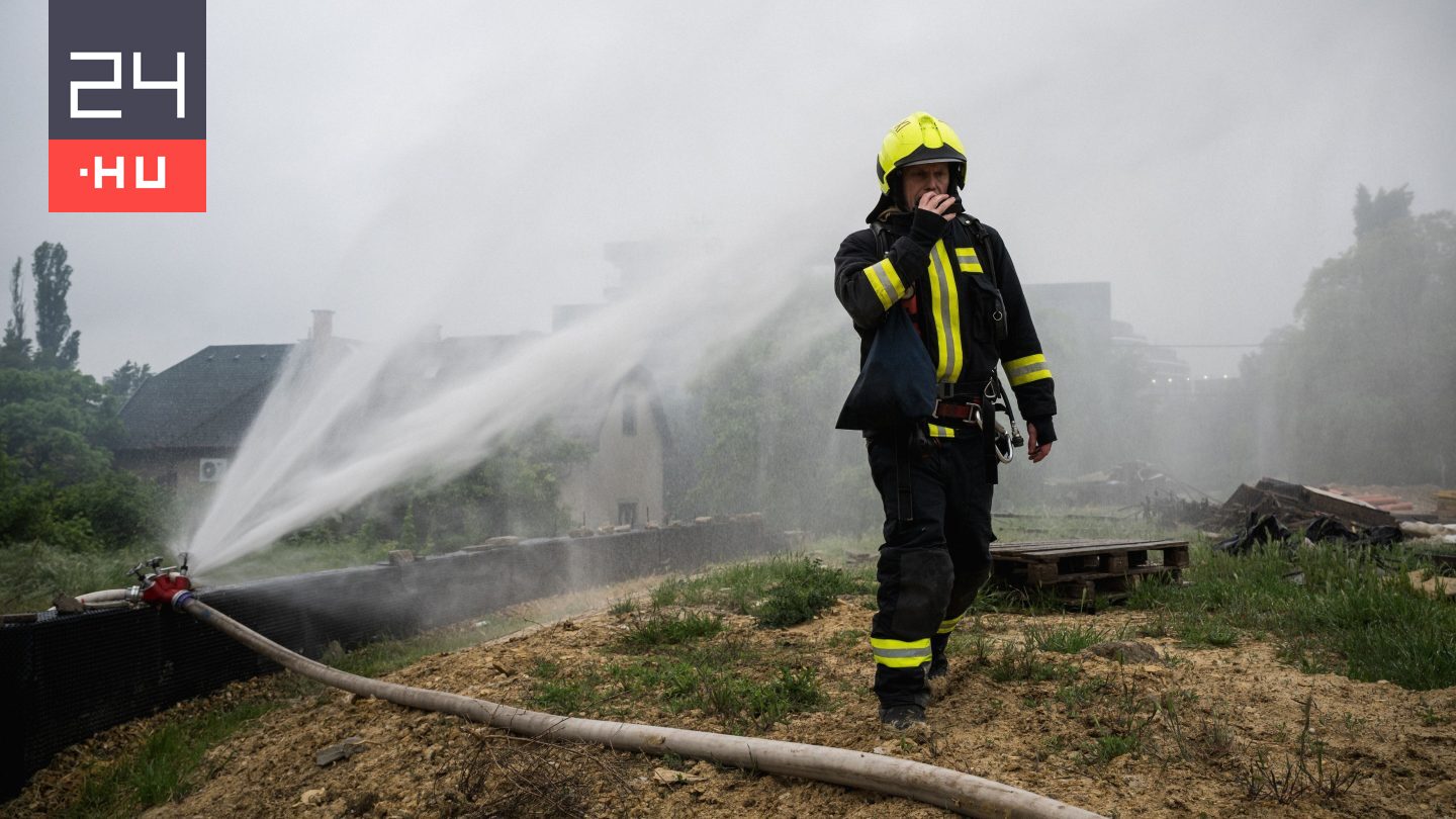 Nagy területen ég a nádas a Hajdúságban, 34 tűzoltó oltja a lángokat