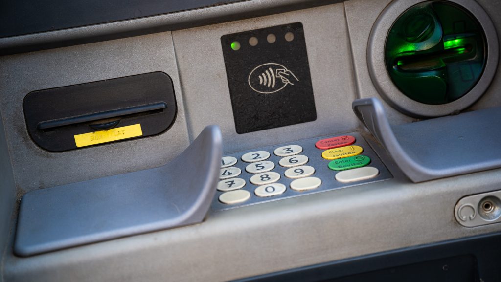 Bezuhant a készpénzfelvételek száma, miközben soha nem volt ennyi ATM