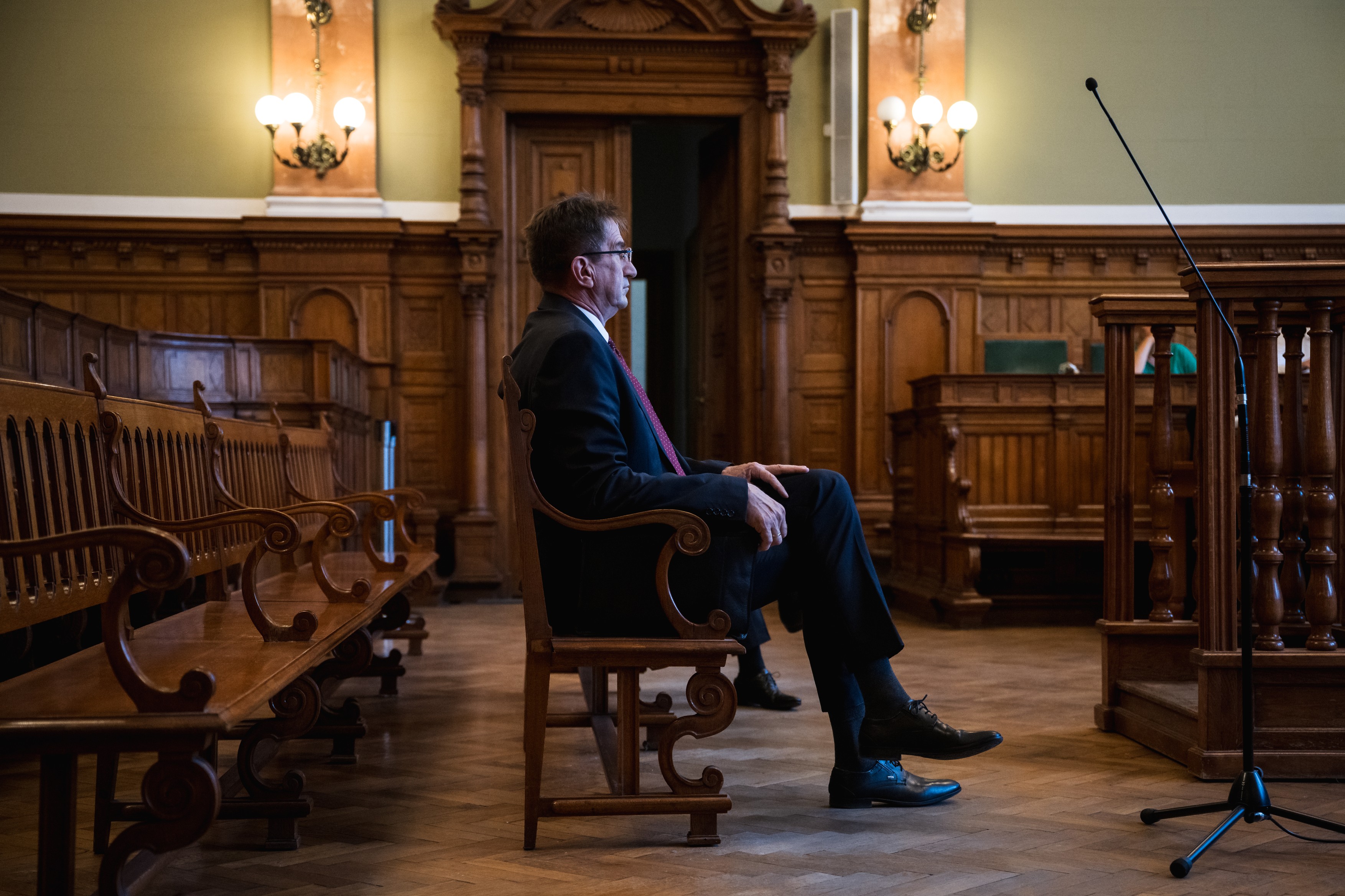 Schadl György 16,5 millióért kivásárolta luxuskaróráját a bűnügyi zár alól 4