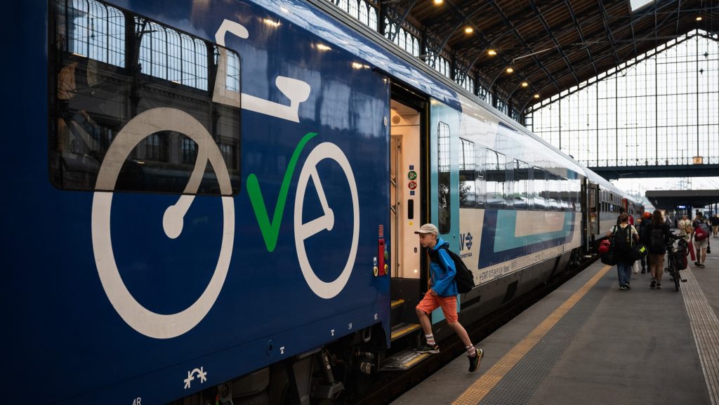 Reagált a MÁV az óraállításos bakira: nem kell visszautalni a tévesen kifizetett késési biztosítást