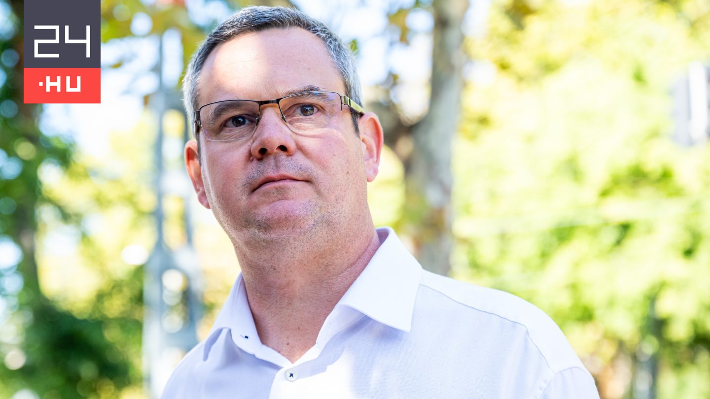 Takács Péter a kommunista hatalomátvétel szimbólumának dalát használta egy videója alatt