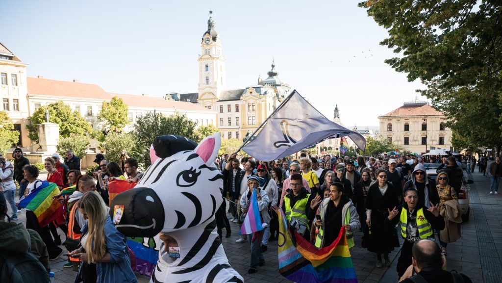 Felfüggesztett börtönbüntetést kapott a férfi, aki megütött egy zebra jelmezes pride-ozót Pécsett