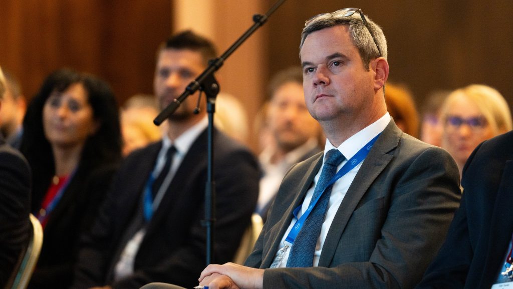 „Látom, a komcsiknak továbbra sem erőssége az irónia” – Takács Péter törölte a videót, amiben kommunista hatalomátvétel dalát használta