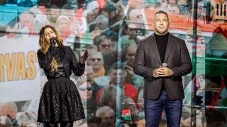 Radics Gigi és Curtis fellépése a nyíregyházi háborúellenes gyűlésen 2025. november 29-én.