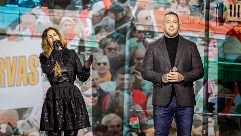 Radics Gigi és Curtis fellépése a nyíregyházi háborúellenes gyűlésen 2025. november 29-én.